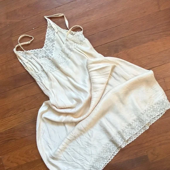 Vintage Ivory Lace-Trim Slip Chemise - Picture 4 of 8